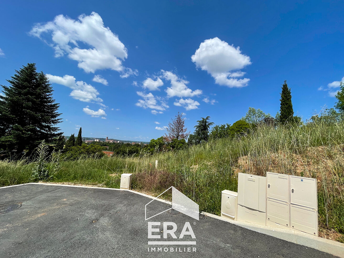 Photo Terrain viabilisé 640m² proche centre-ville image 3/4