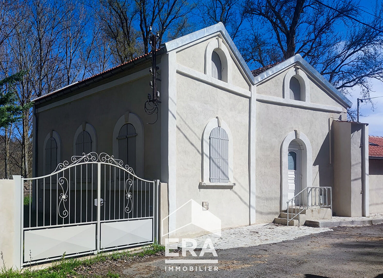 Maison + dépendances aux Avalats