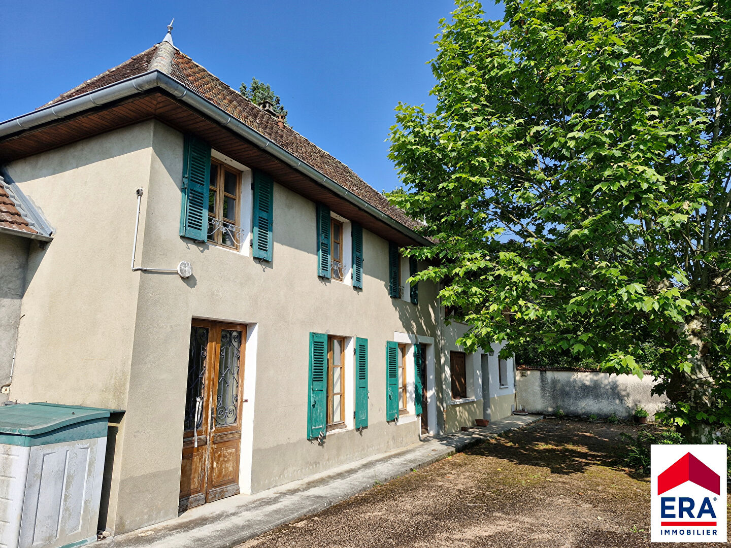 Ensemble de deux maisons hyper centre Les Avenières avec travaux.