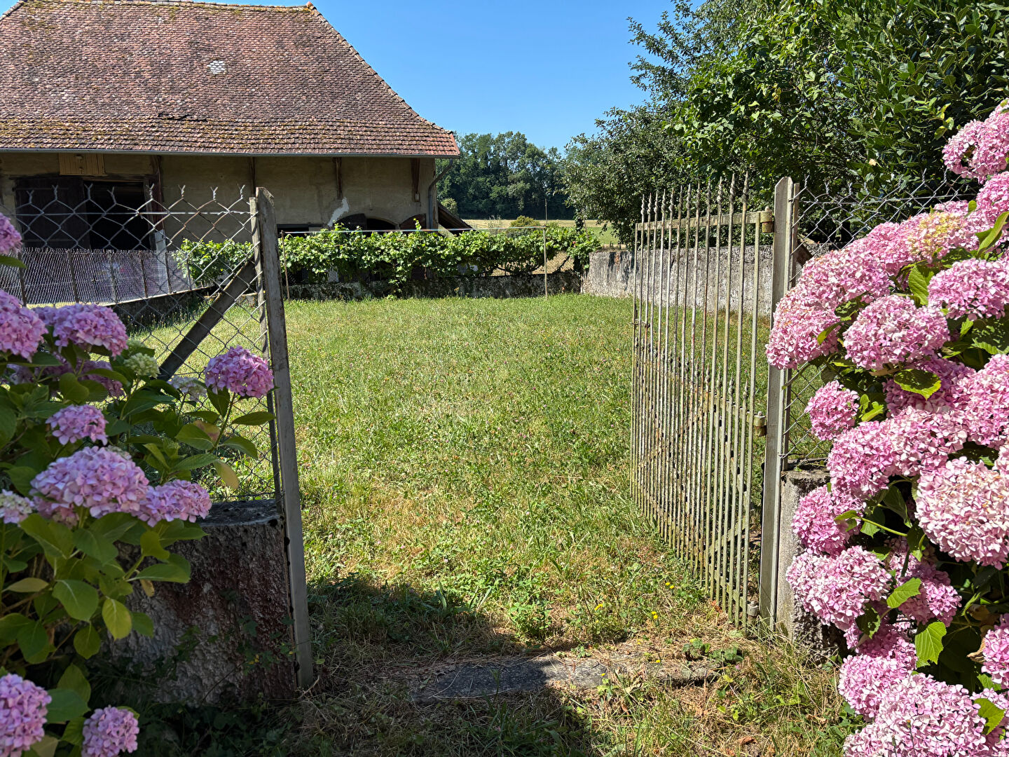 Maison dauphinoise sur parcelle d'environ 1 600 m² avec grange