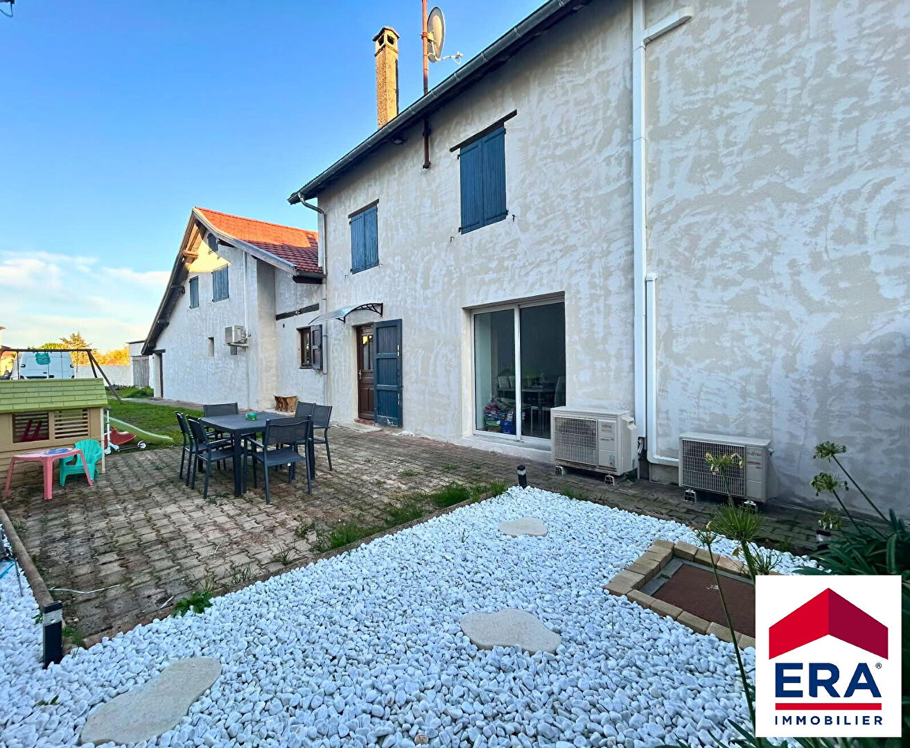 Maison Dauphinoise rénovée à Veyrins Thuellin, hyper centre, 4 chambres 115 m2