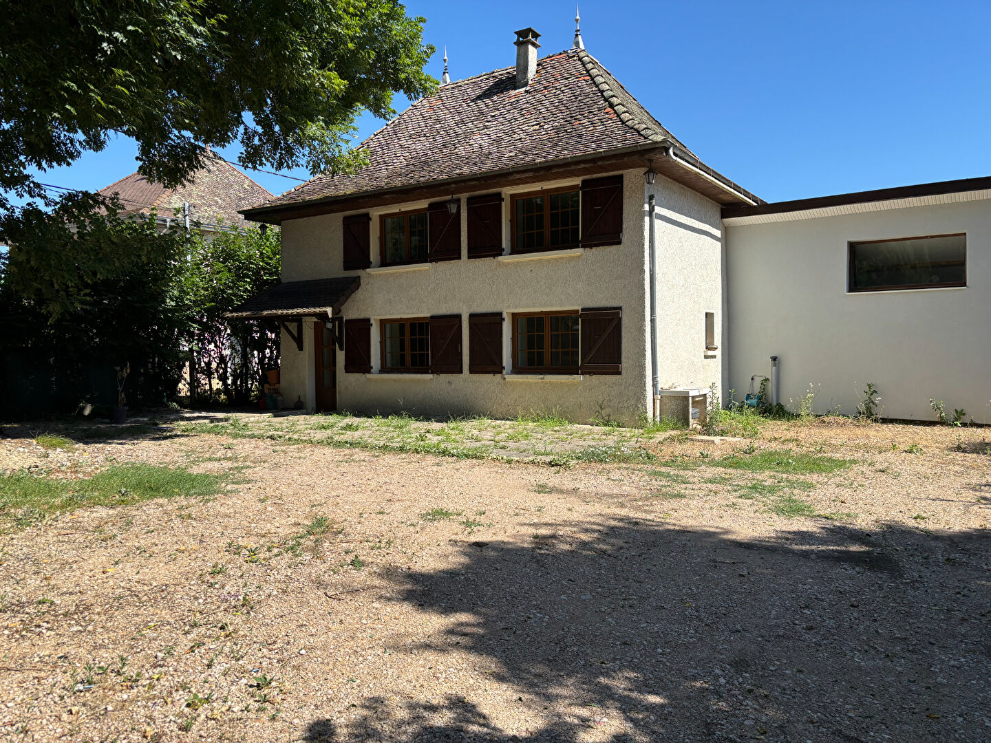 Maison dauphinoise sur parcelle close en double accès au calme