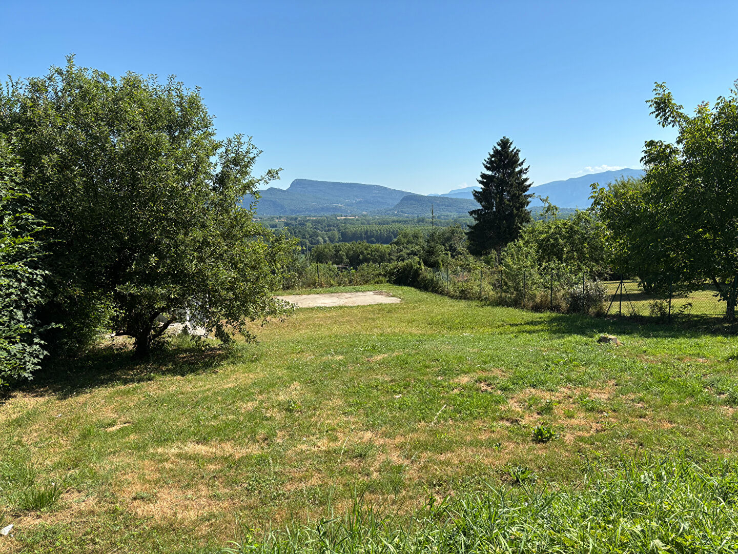 Maison dauphinoise sur parcelle close en double accès au calme