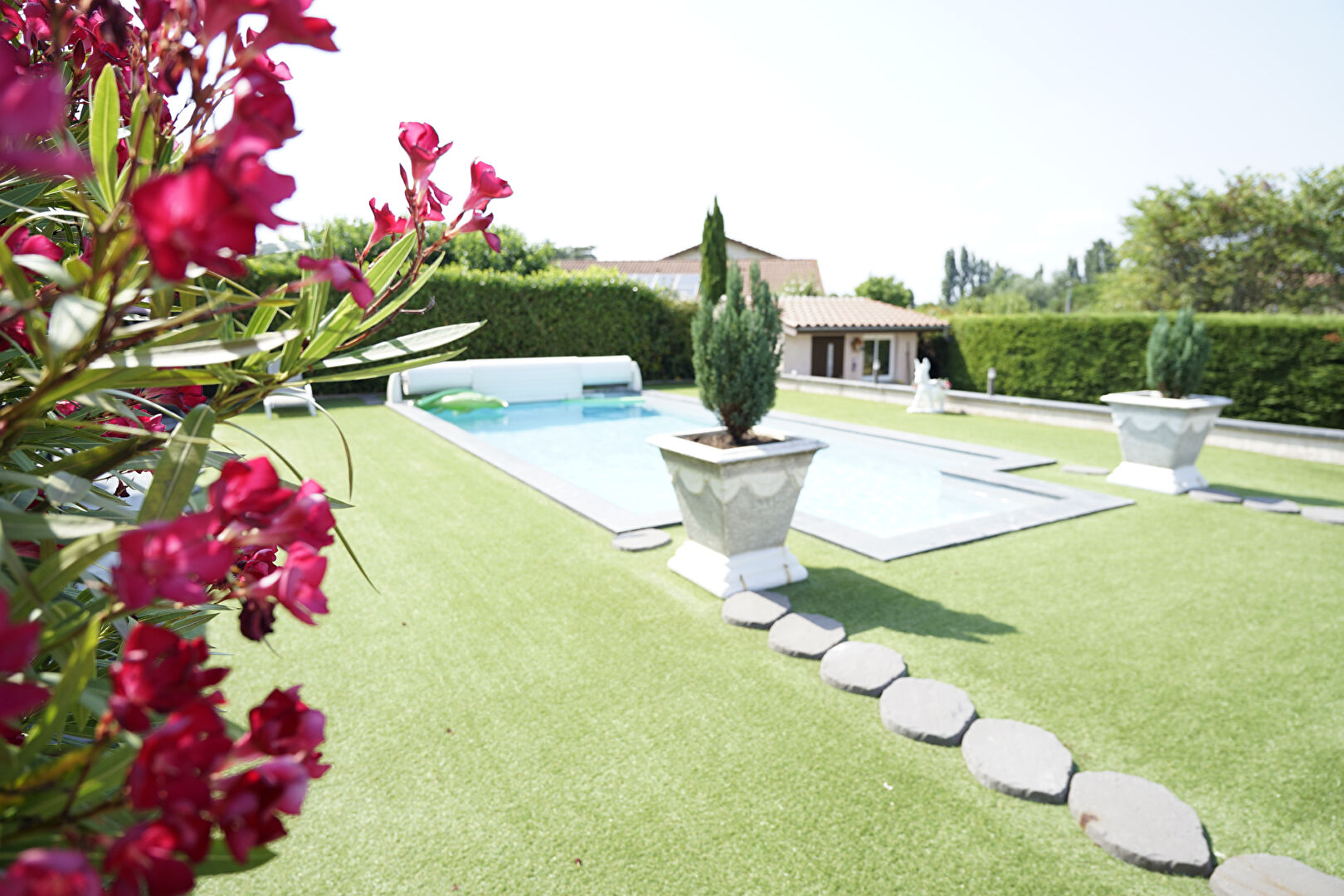 Photo Maison de famille sur terrain paysagé avec grand garage et piscine chauffée image 2/6