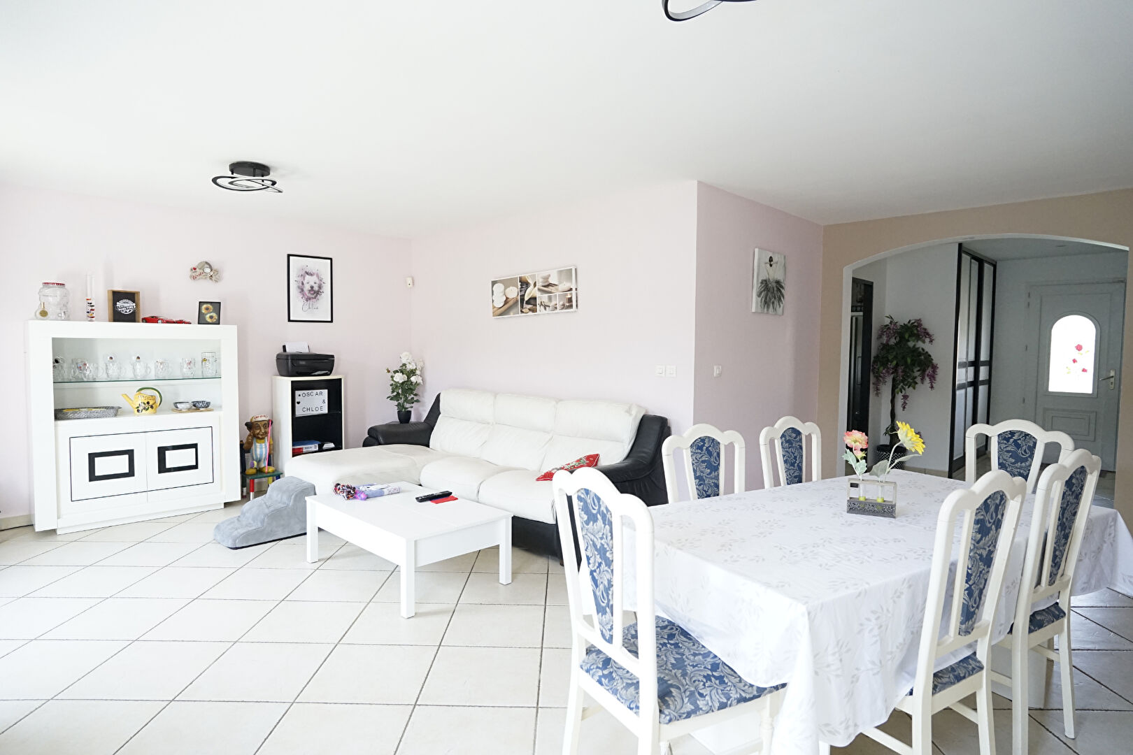 Photo Maison de famille sur terrain paysagé avec grand garage et piscine chauffée image 3/6