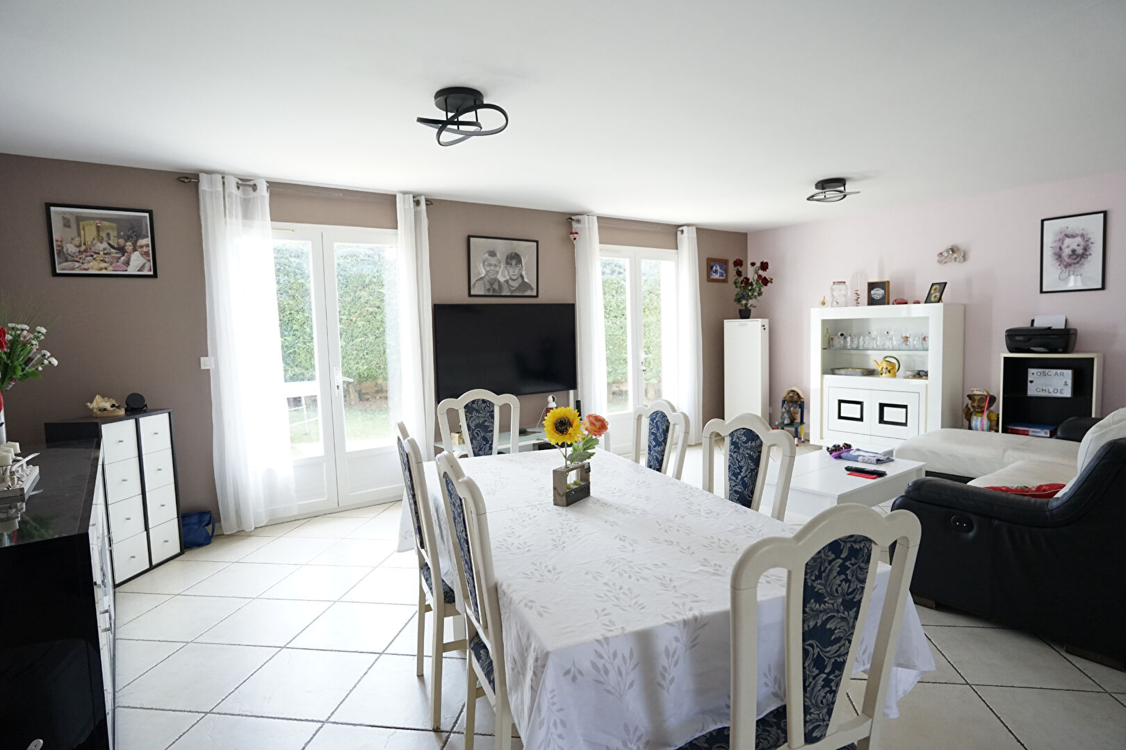 Photo Maison de famille sur terrain paysagé avec grand garage et piscine chauffée image 4/6