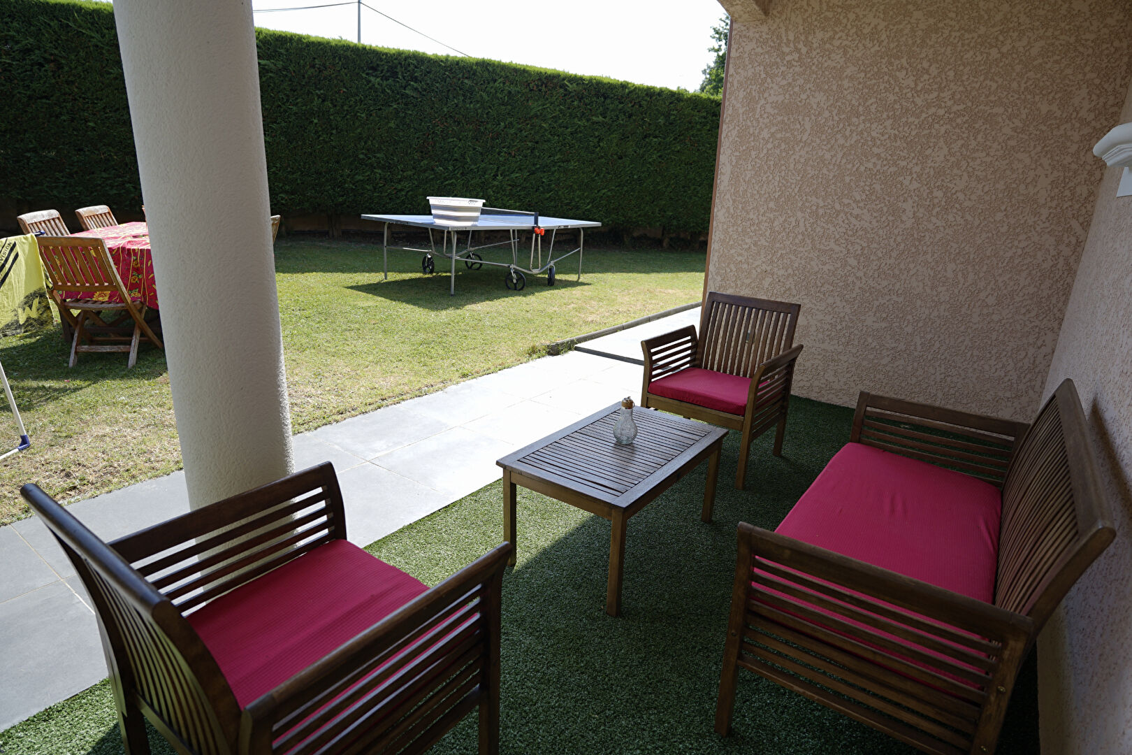 Photo Maison de famille sur terrain paysagé avec grand garage et piscine chauffée image 6/6