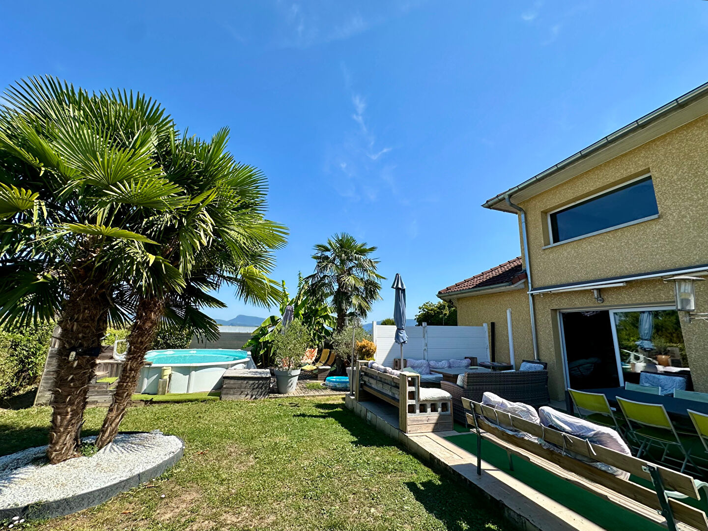 Maison plain-pied, piscine et grand terrain