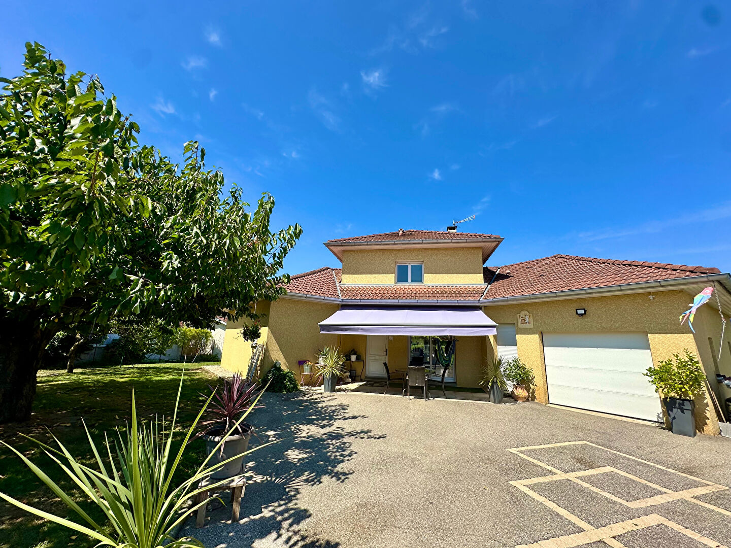 Maison plain-pied, piscine et grand terrain