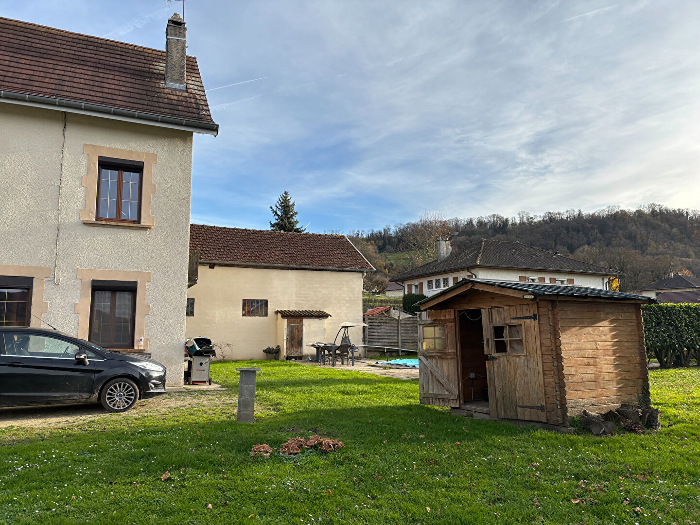 Maison de famille avec dépendances, piscine sur grande parcelle plate et arborée