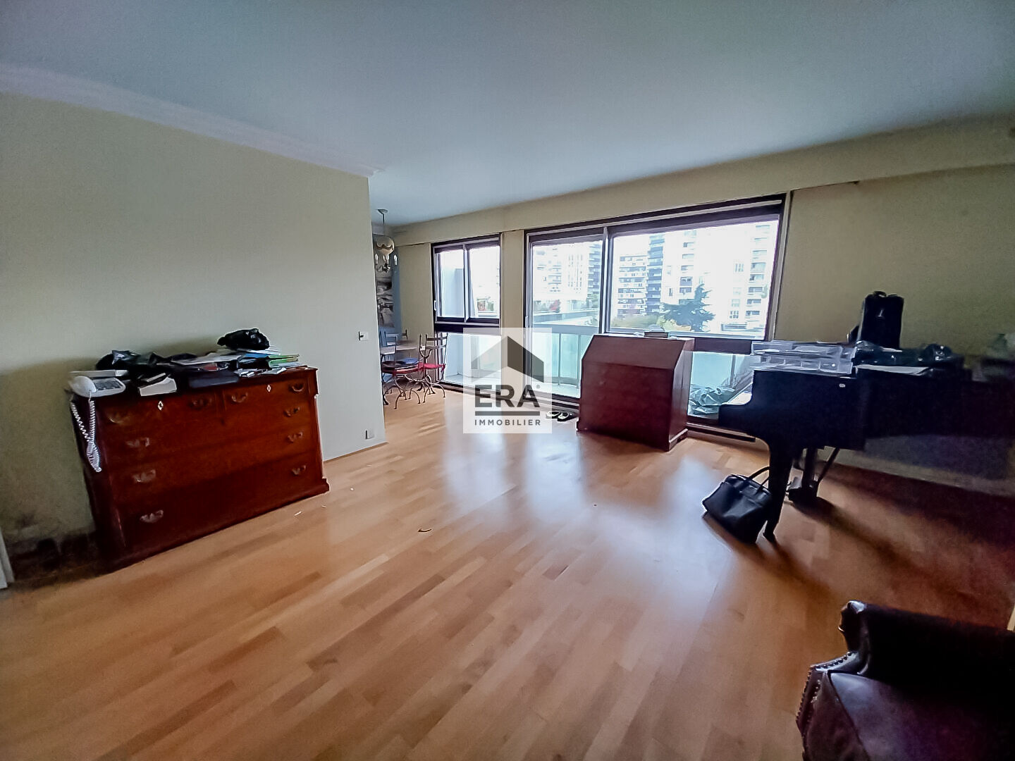 Photo 5 Pièces- 4 Chambres en étage élevé avec balcon image 1/3