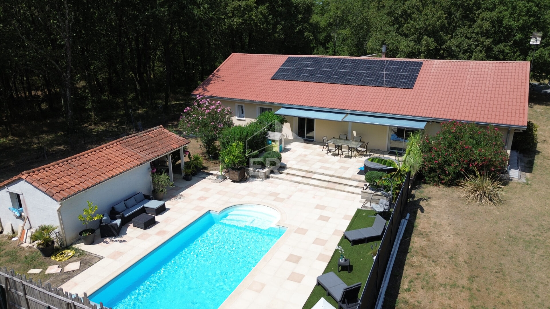 Maison 7 pièces avec piscine et garage à vendre à Saint-Girons-d'Aiguevives