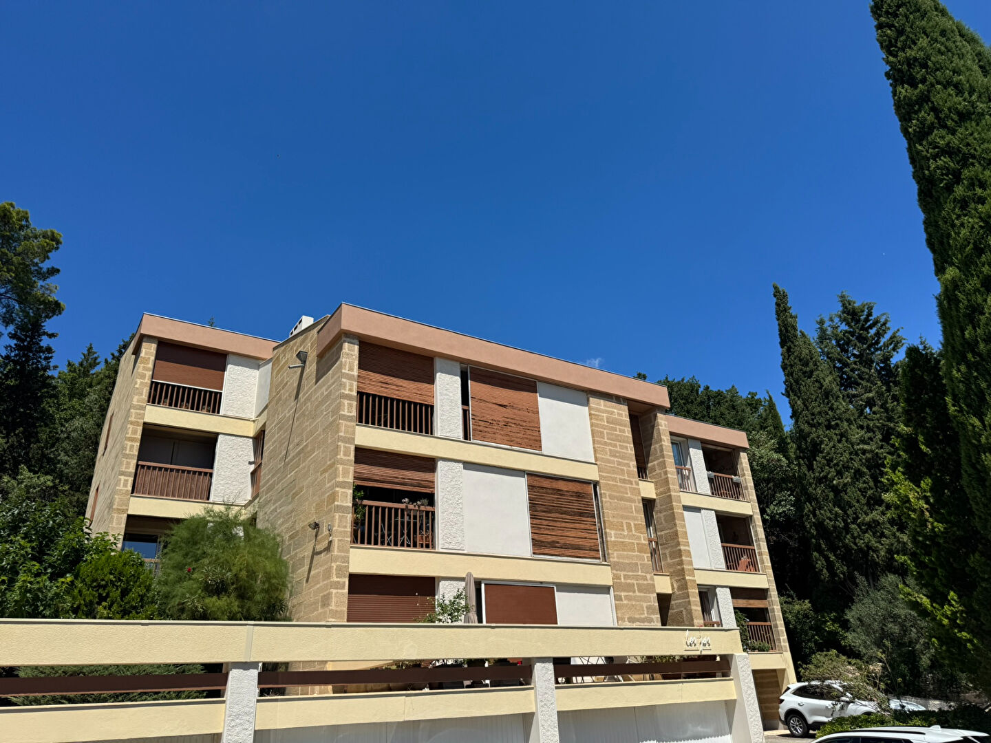 Appartement T4 entièrement rénové de 83M2 avec terrasse & cave -secteur La Torse