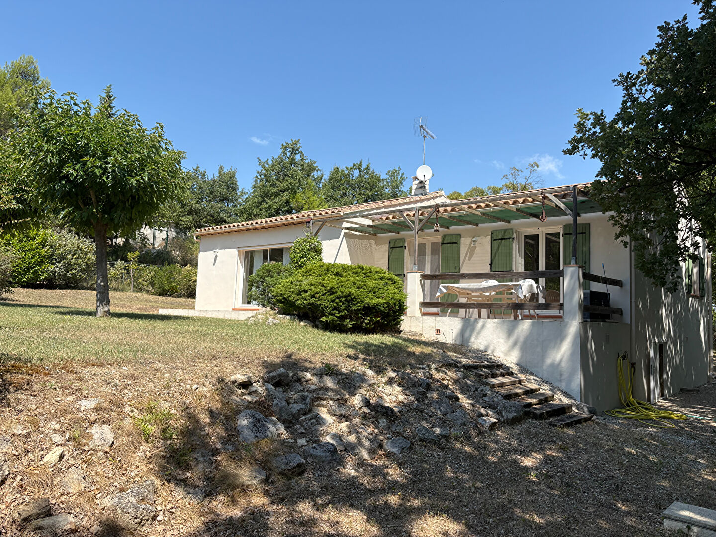 Très belle villa de plain pied avec grand garage attenant sur parc arboré de 4050 m²
