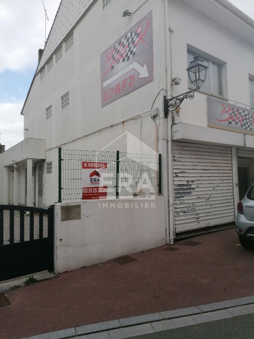 Ensemble immobilier avec appartement + surface commerciale de 200 m² + grand parking