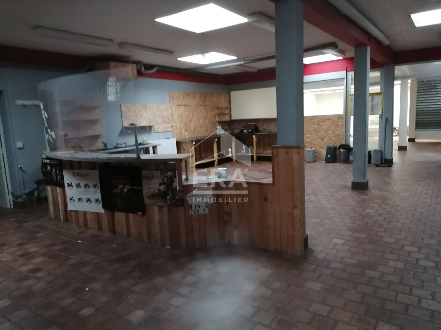 Photo Ensemble immobilier avec appartement + surface commerciale de 200 m² + grand parking image 2/6