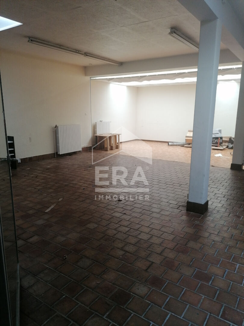 Photo Ensemble immobilier avec appartement + surface commerciale de 200 m² + grand parking image 4/6