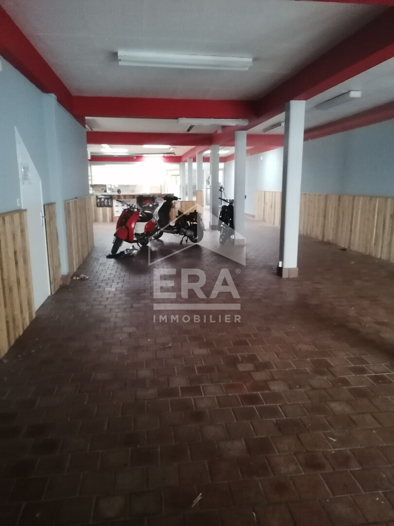 Photo Ensemble immobilier avec appartement + surface commerciale de 200 m² + grand parking image 5/6