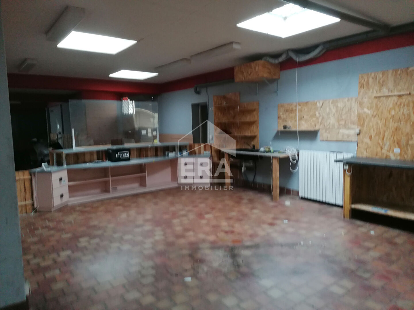 Photo Ensemble immobilier avec appartement + surface commerciale de 200 m² + grand parking image 6/6