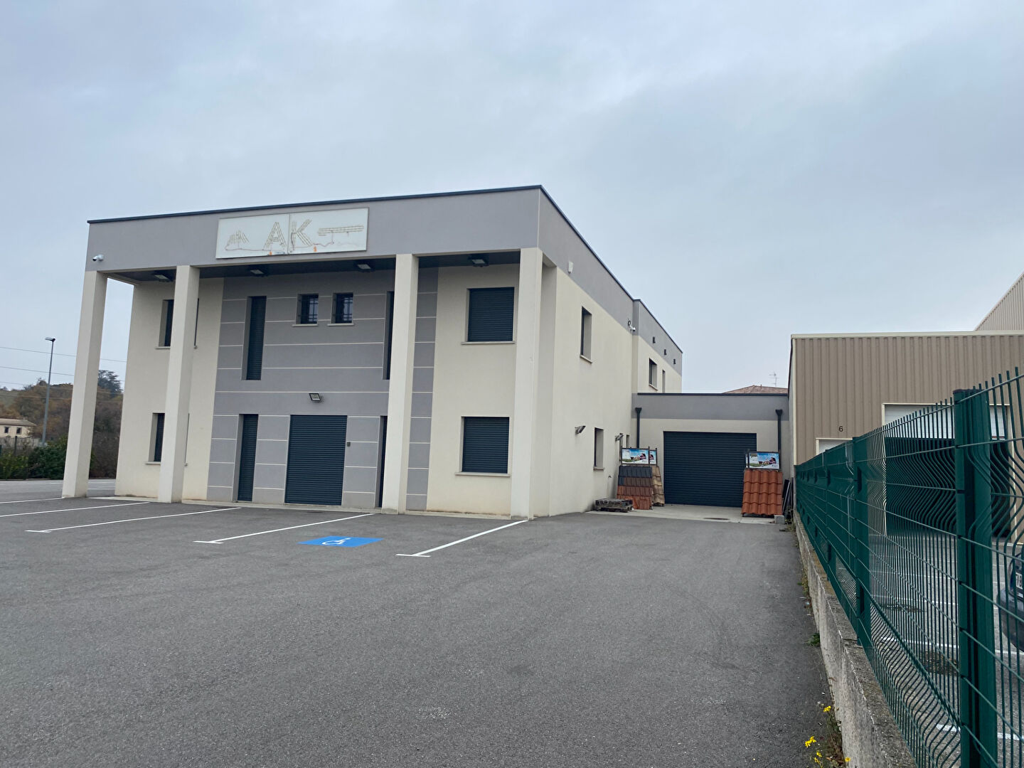 Photo Tres beau bâtiment de bureau image 2/3