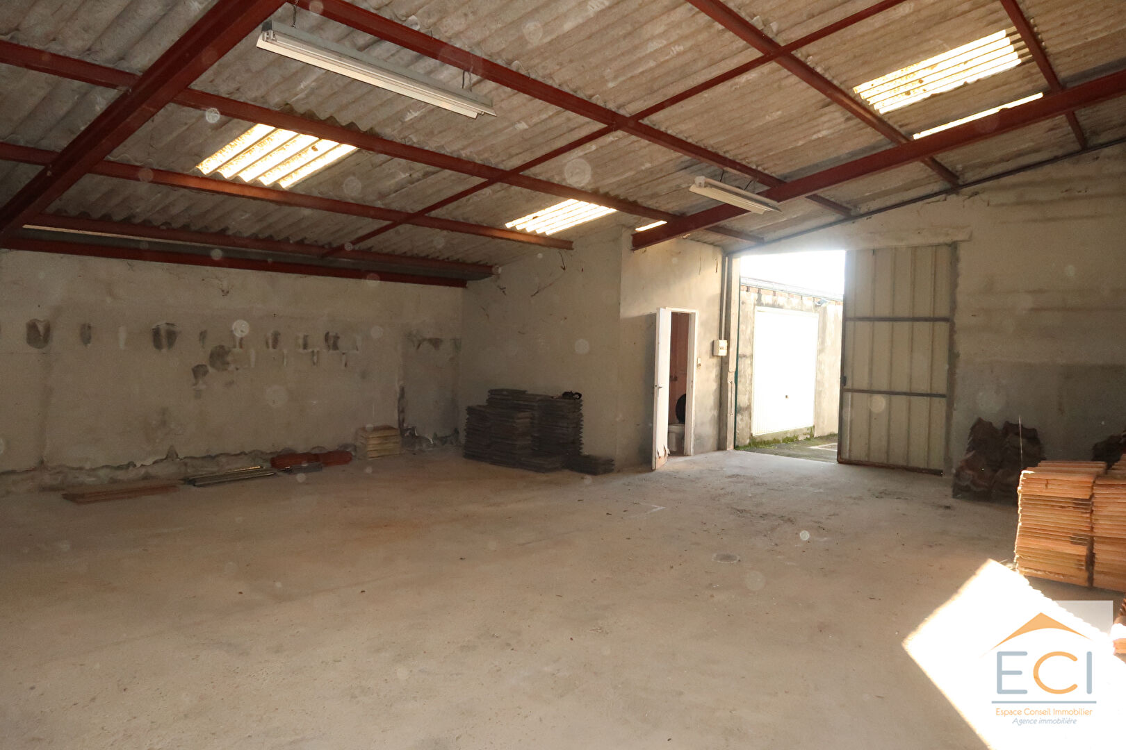 Local professionnel avec zone de stockage.