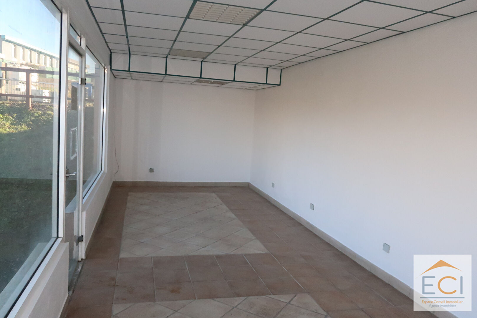 Photo Local professionnel avec zone de stockage. image 3/6