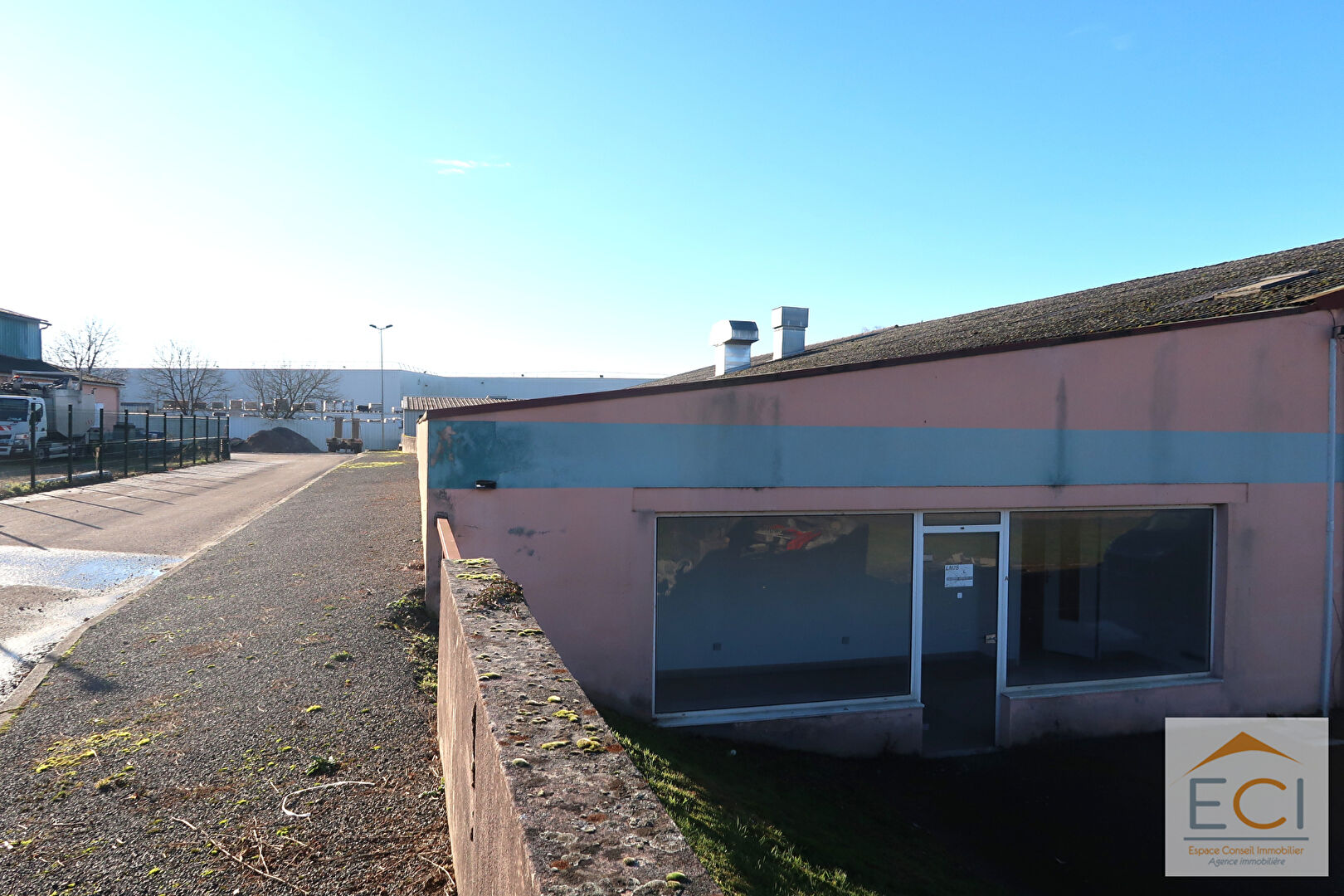 Photo Local professionnel avec zone de stockage. image 4/6