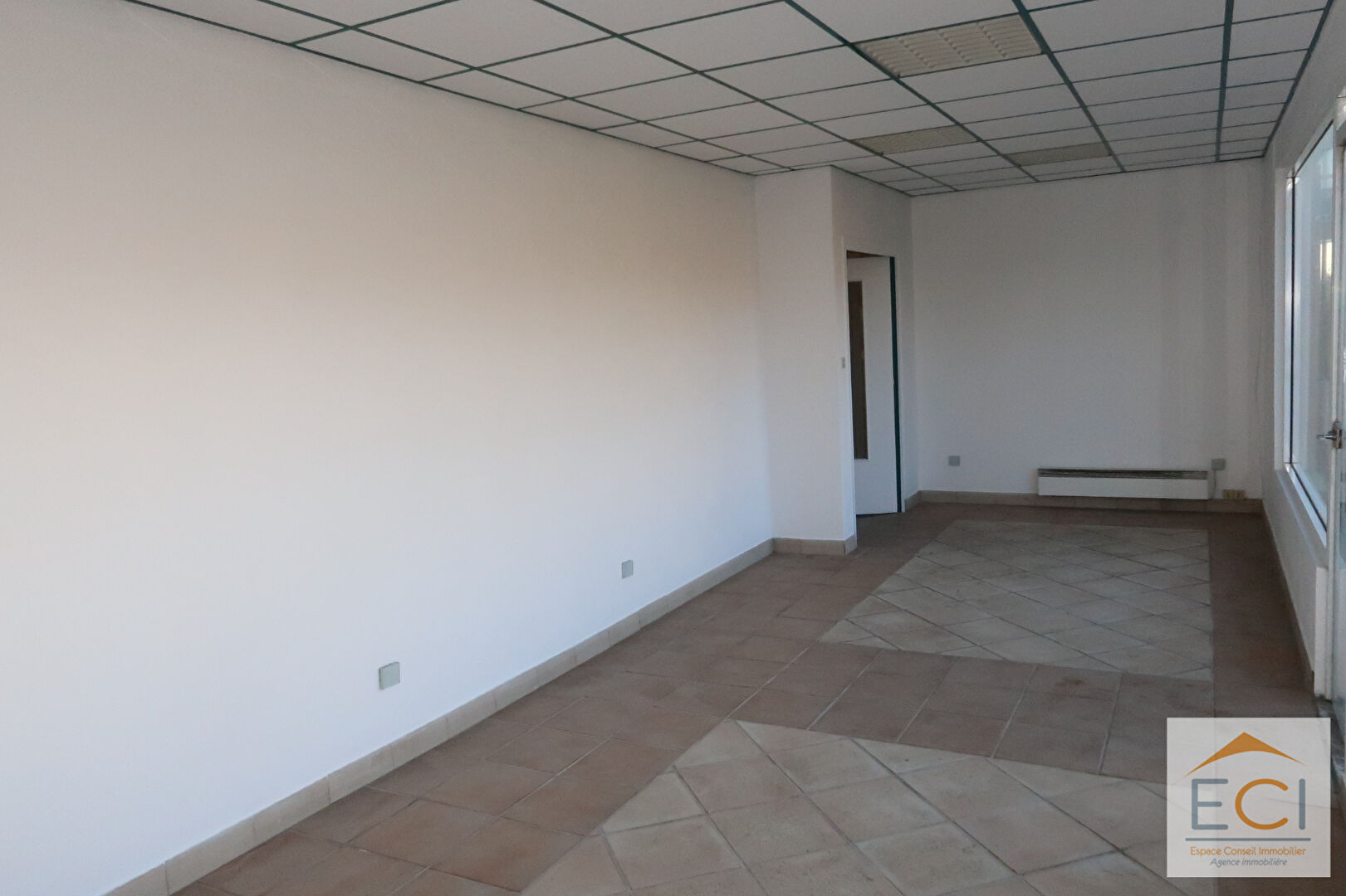 Photo Local professionnel avec zone de stockage. image 5/6