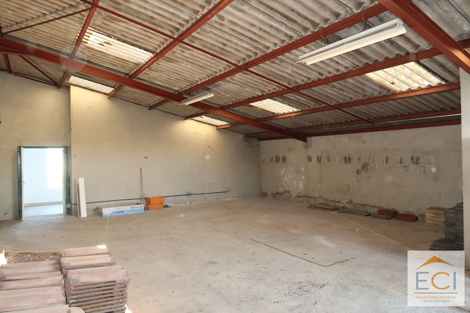 Photo Local professionnel avec zone de stockage. image 6/6