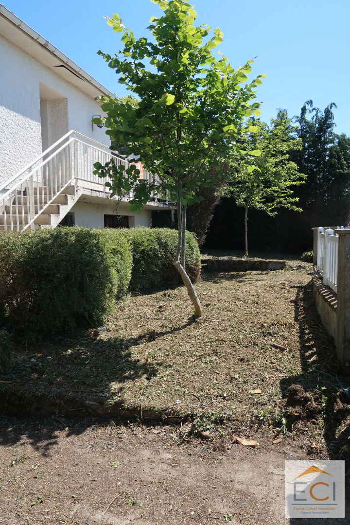 Maison à rénover située à Aureil.