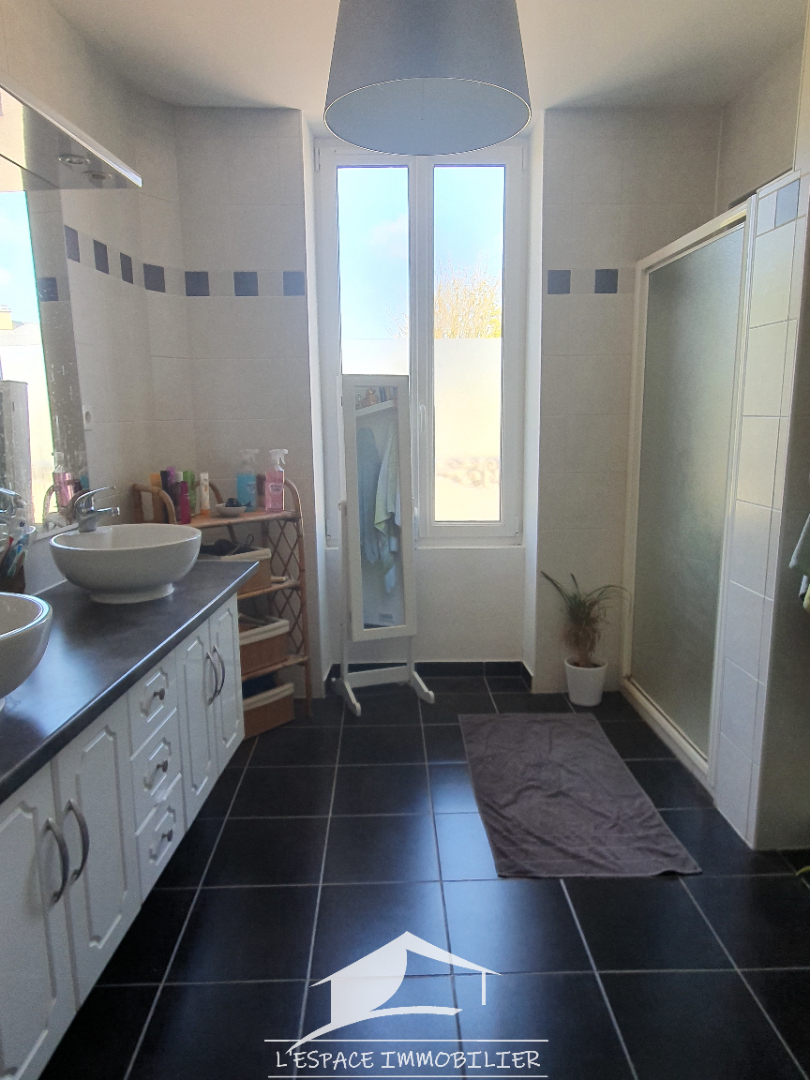 Photo Belle maison en pierres F6 avec jardin et cour de stationnement image 6/6