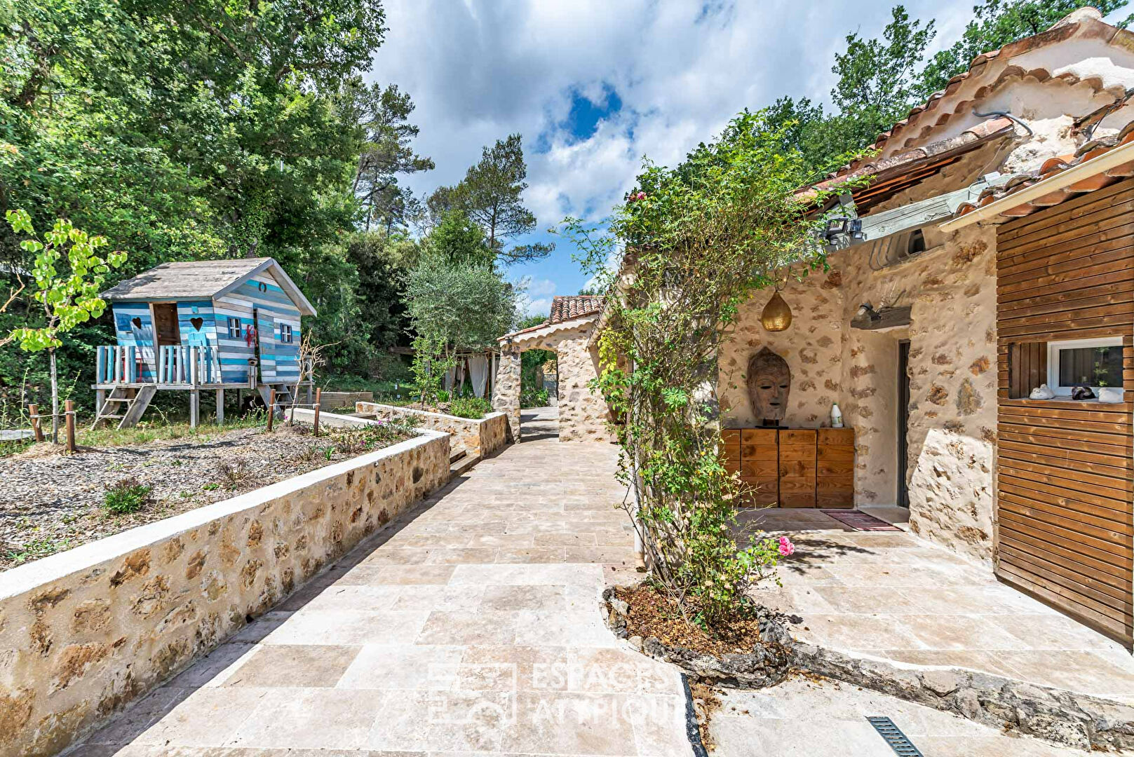 Photo Maison atypique alliant l'ancien et le moderne image 3/6