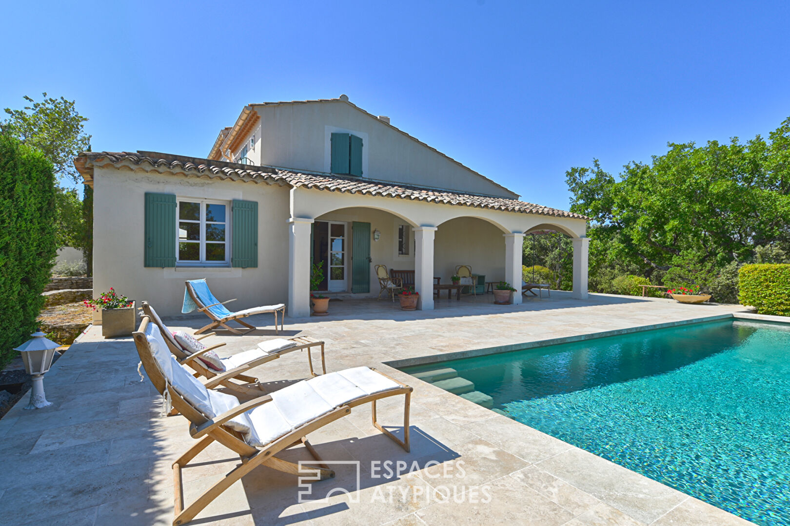 Un havre de paix  dans une chenaie au coeur du Luberon