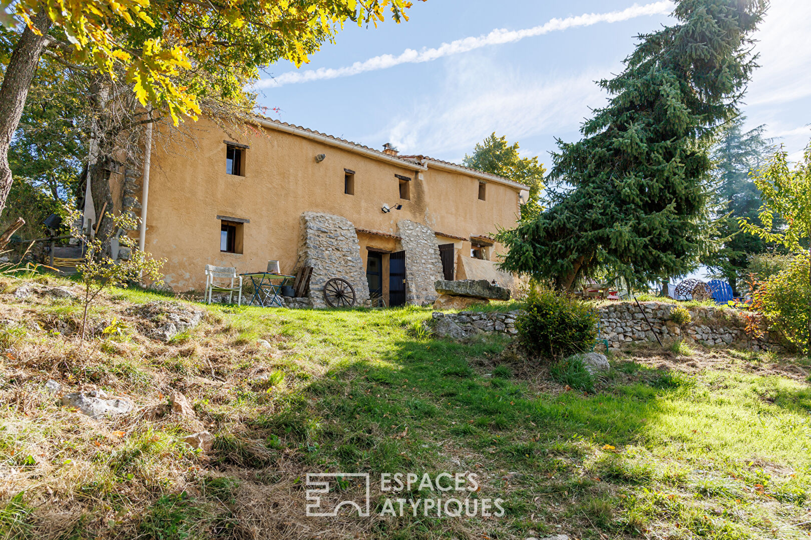 Bergerie bucolique en pierre face au Luberon