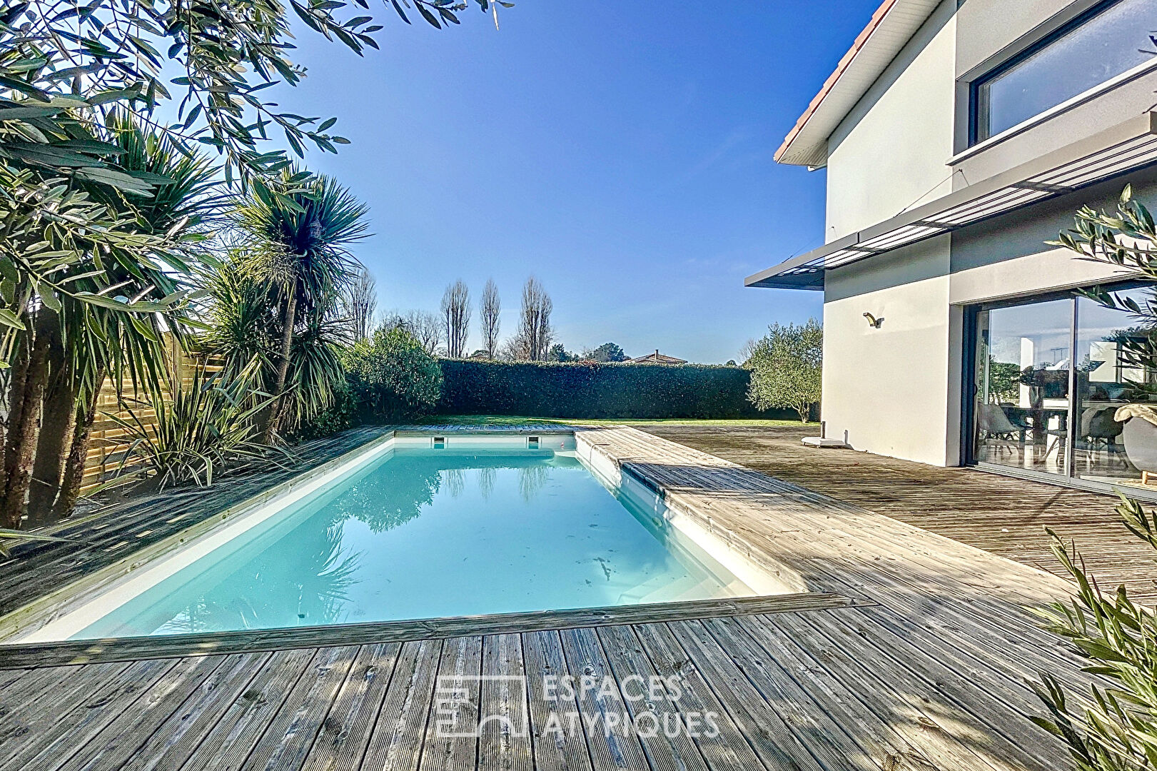 Lumineuse Villa contemporaine aux Bordes