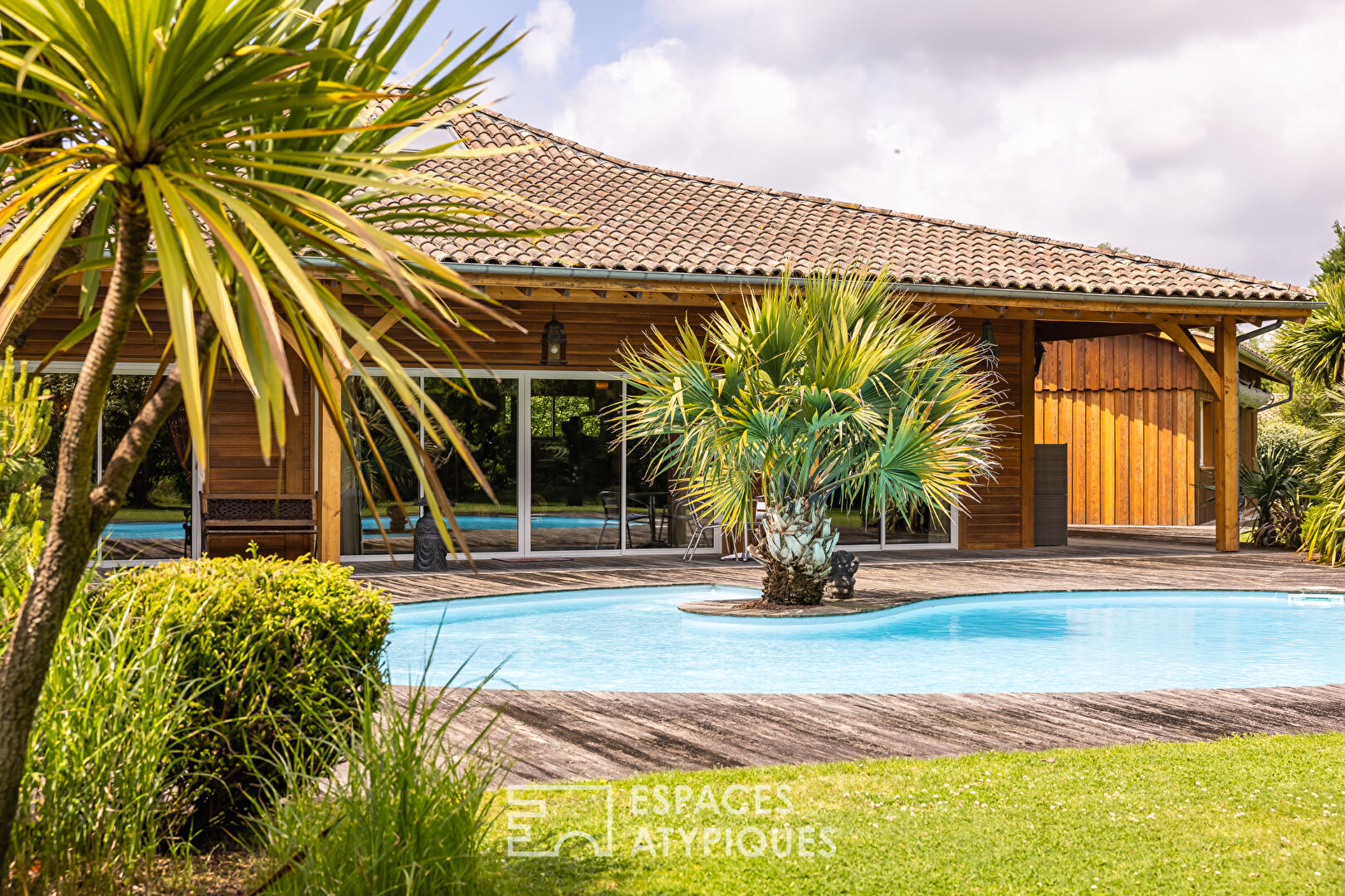Photo Superbe Villa en bois dans un écrin de verdure à Sanguinet image 5/6