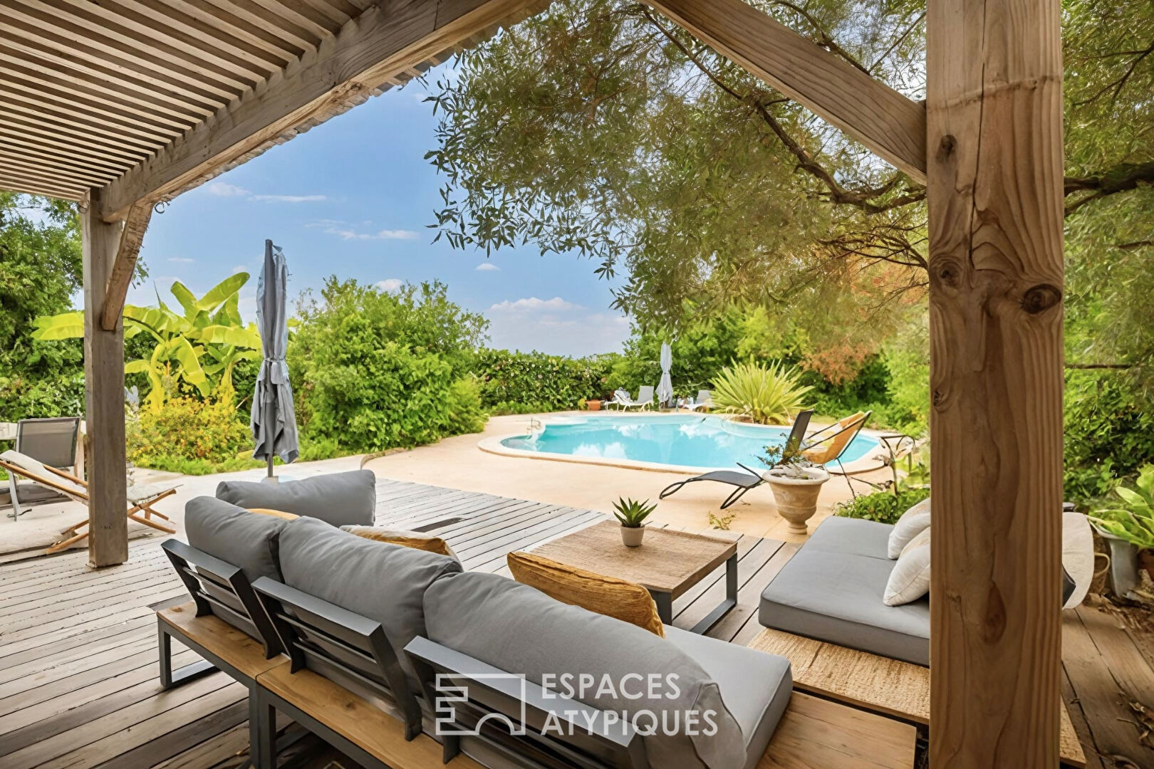 Photo Propriété rénovée avec charme, entre bois et vignes image 2/6