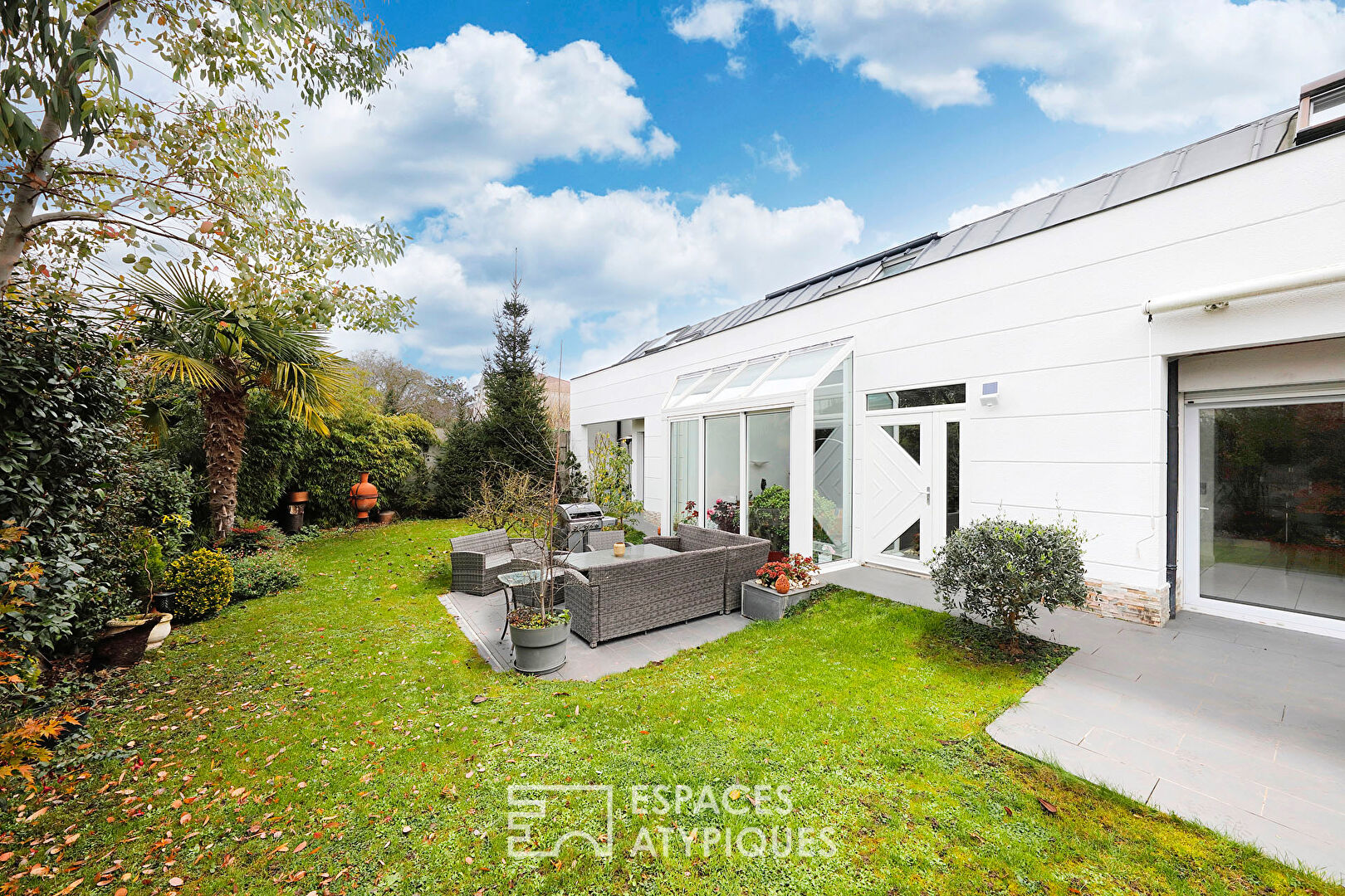 Maison d'architecte et son jardin paysager en centre ville