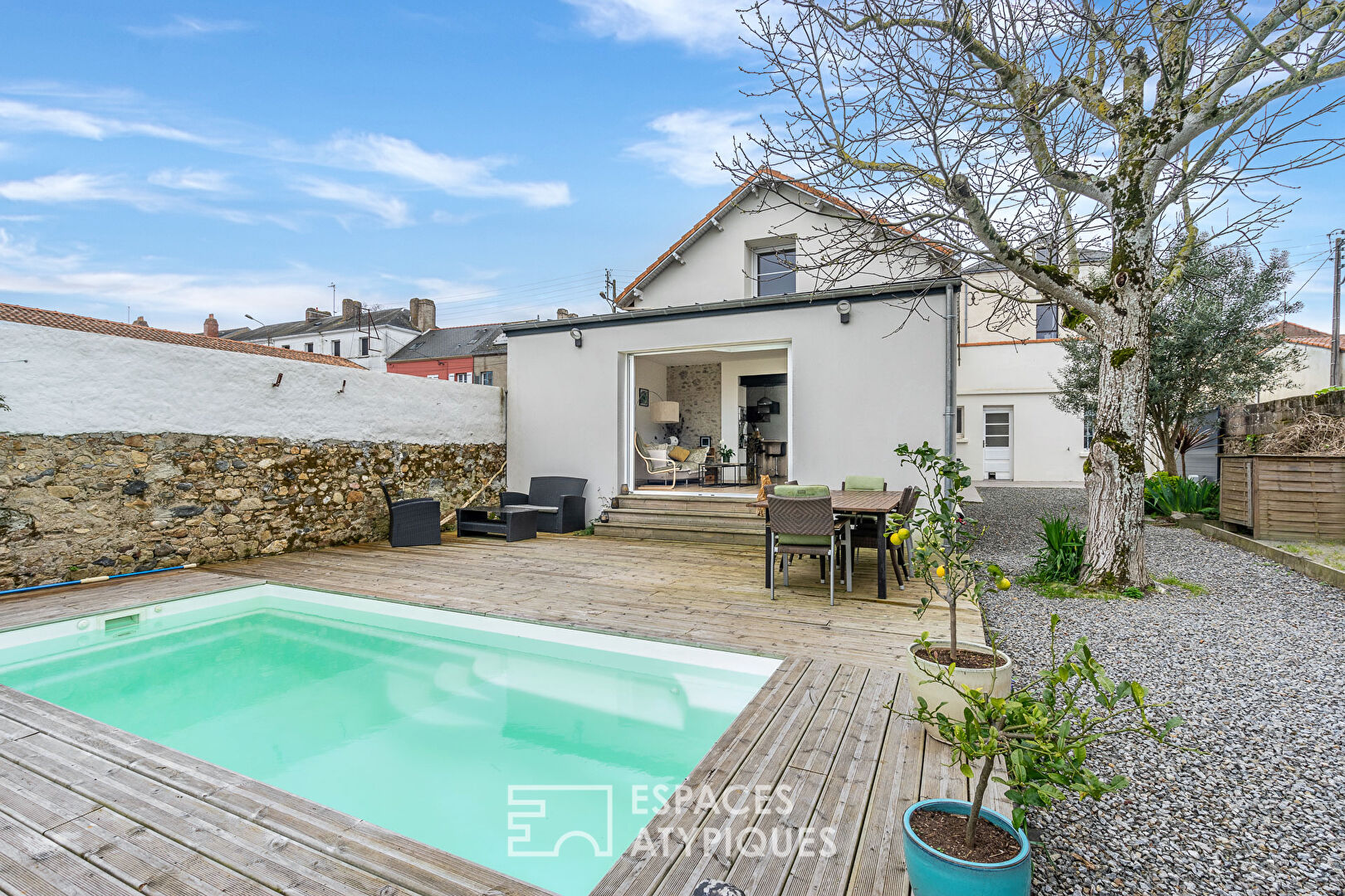 Photo L'alliance du contemporain et de l'ancien avec piscine donnant sur la Loire image 5/6