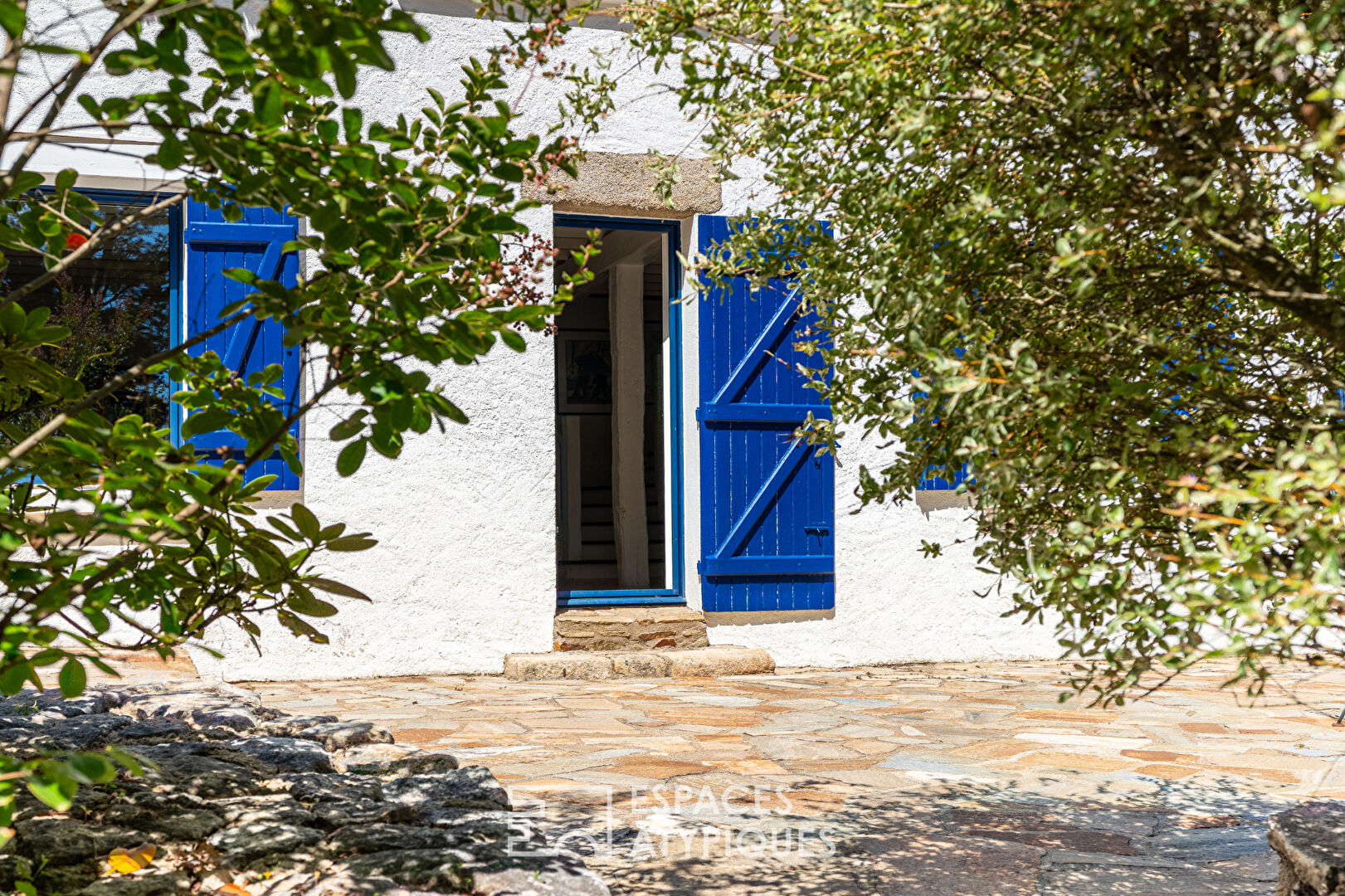 Photo Jolie chaumière sur son parc arboré image 2/6