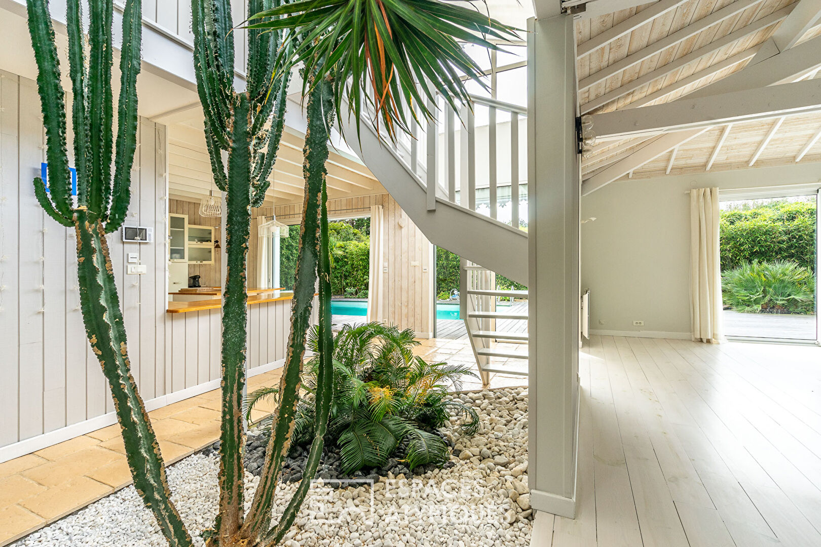 Photo L'inattendue : élégante villa avec patio intérieur et piscine image 4/6