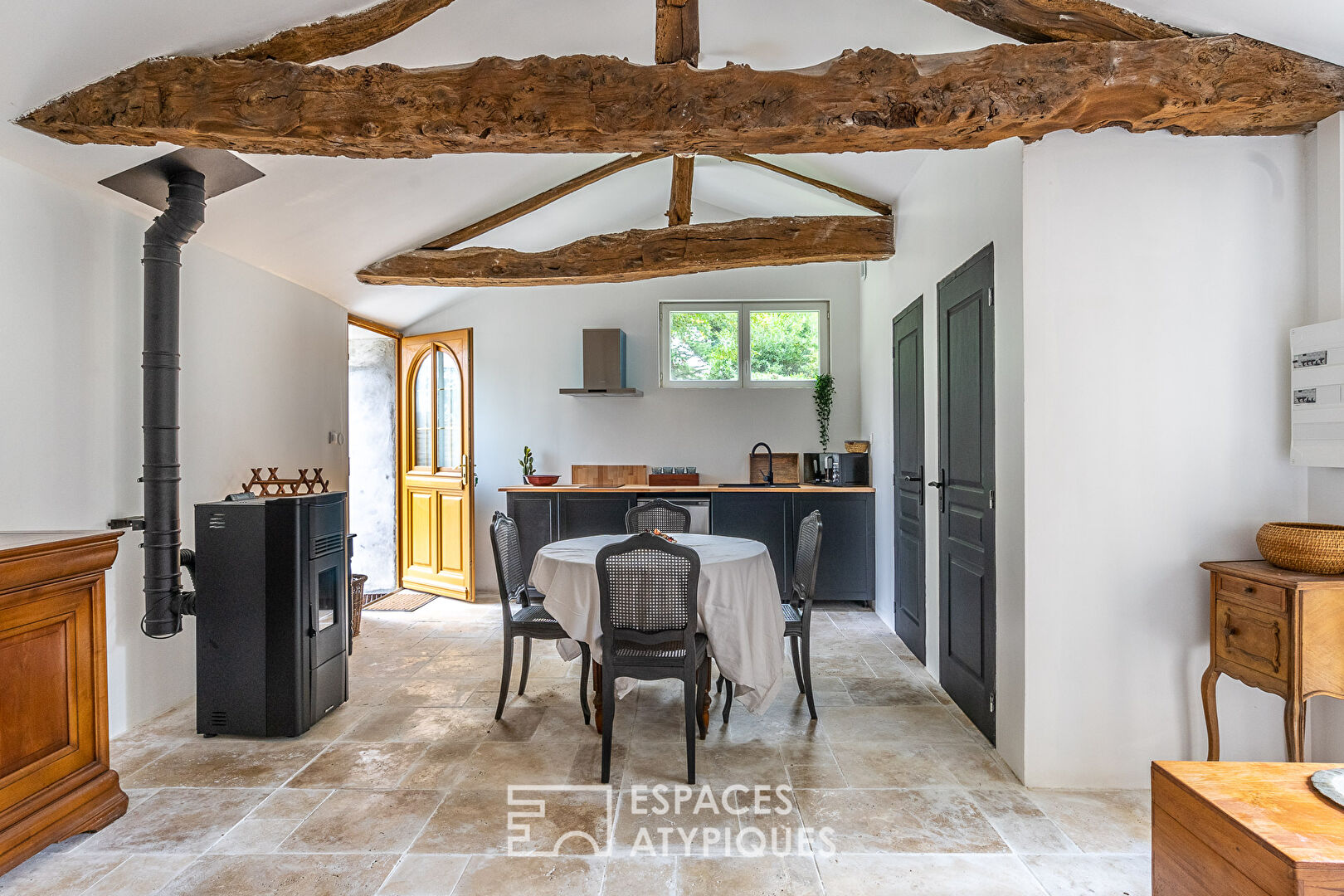 Photo Manoir du XVIIIe siècle restauré avec sa maison d'invité et sa piscine couverte image 2/6