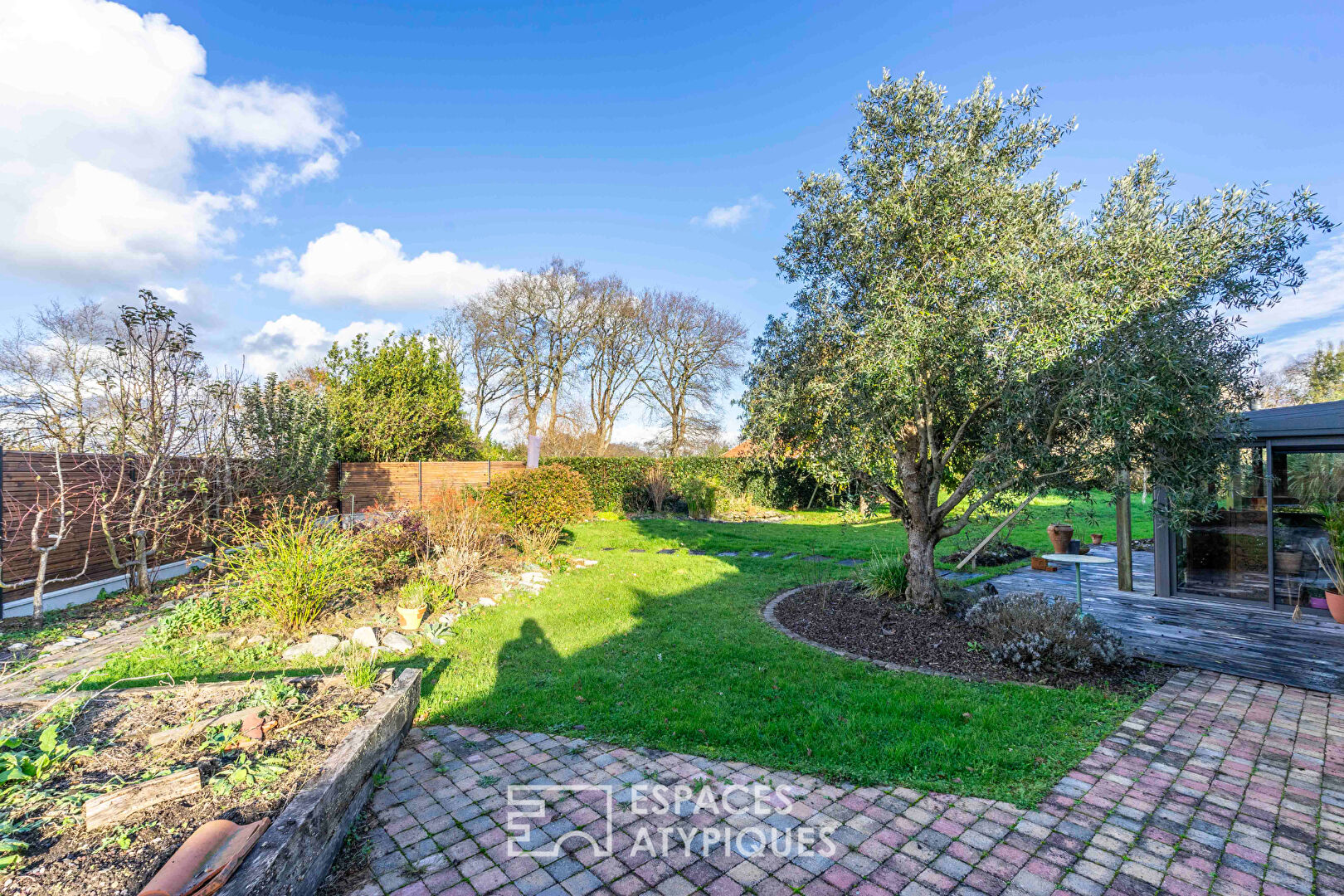 Photo Ancienne longère rénovée et son jardin paysagé image 2/6