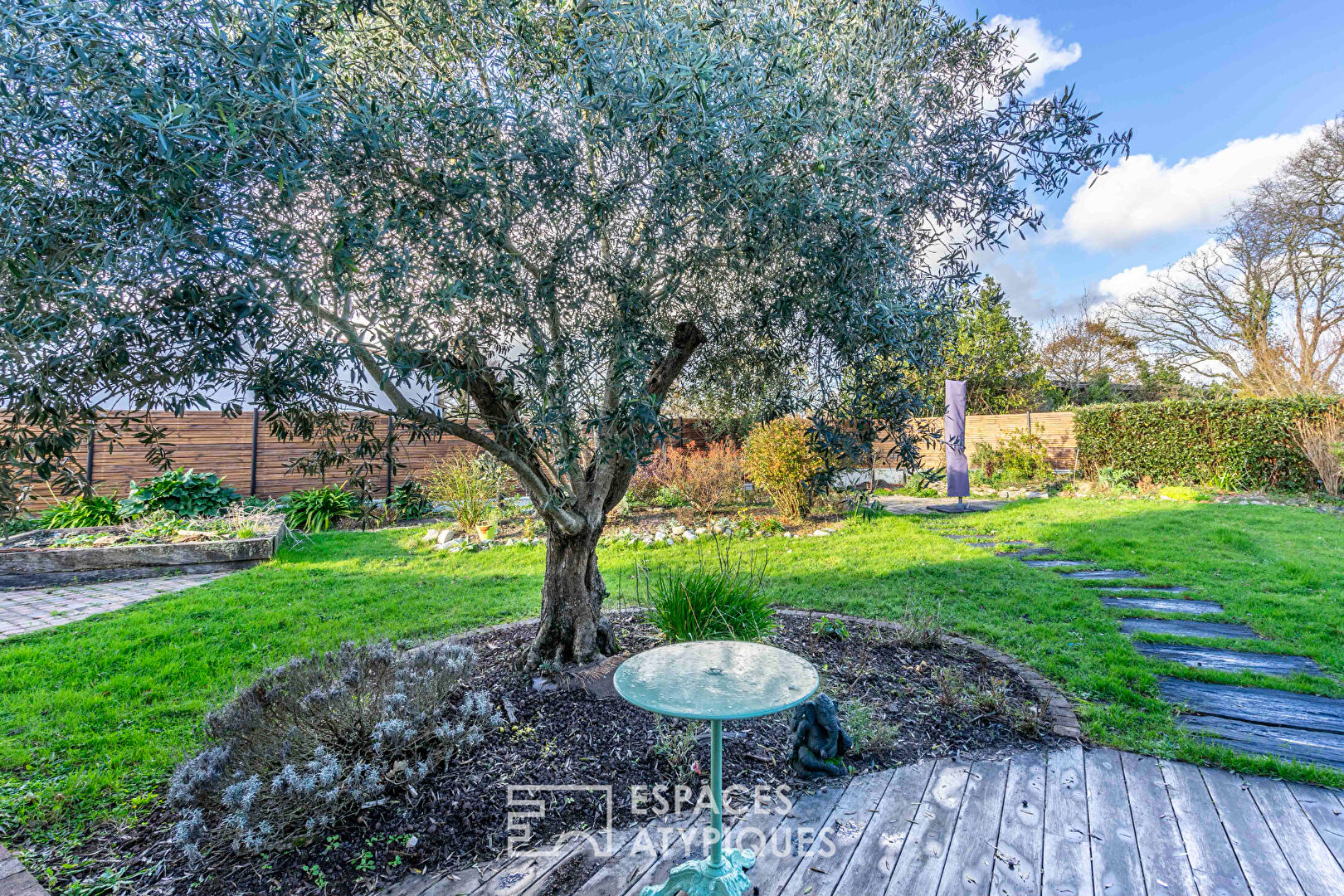 Photo Ancienne longère rénovée et son jardin paysagé image 3/6