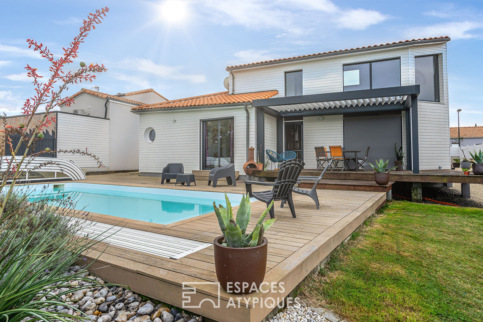 Photo Maison balnéaire avec piscine, spa et sa vue dégagée sur la campagne image 2/6