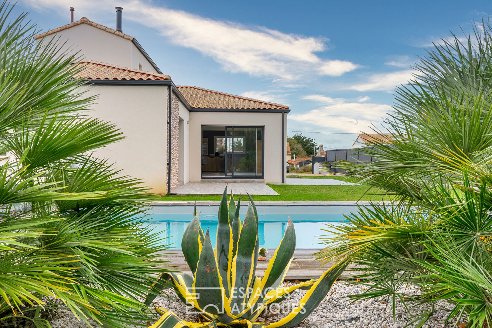 Photo Maison moderne aux prestations abouties avec piscine image 1/6