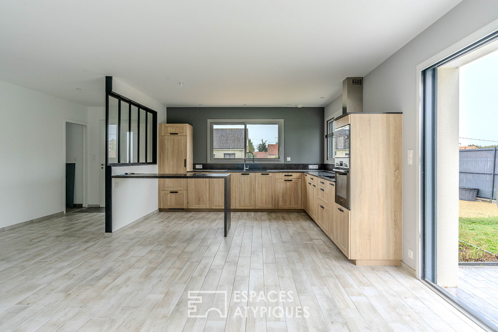 Photo Maison moderne aux prestations abouties avec piscine image 4/6