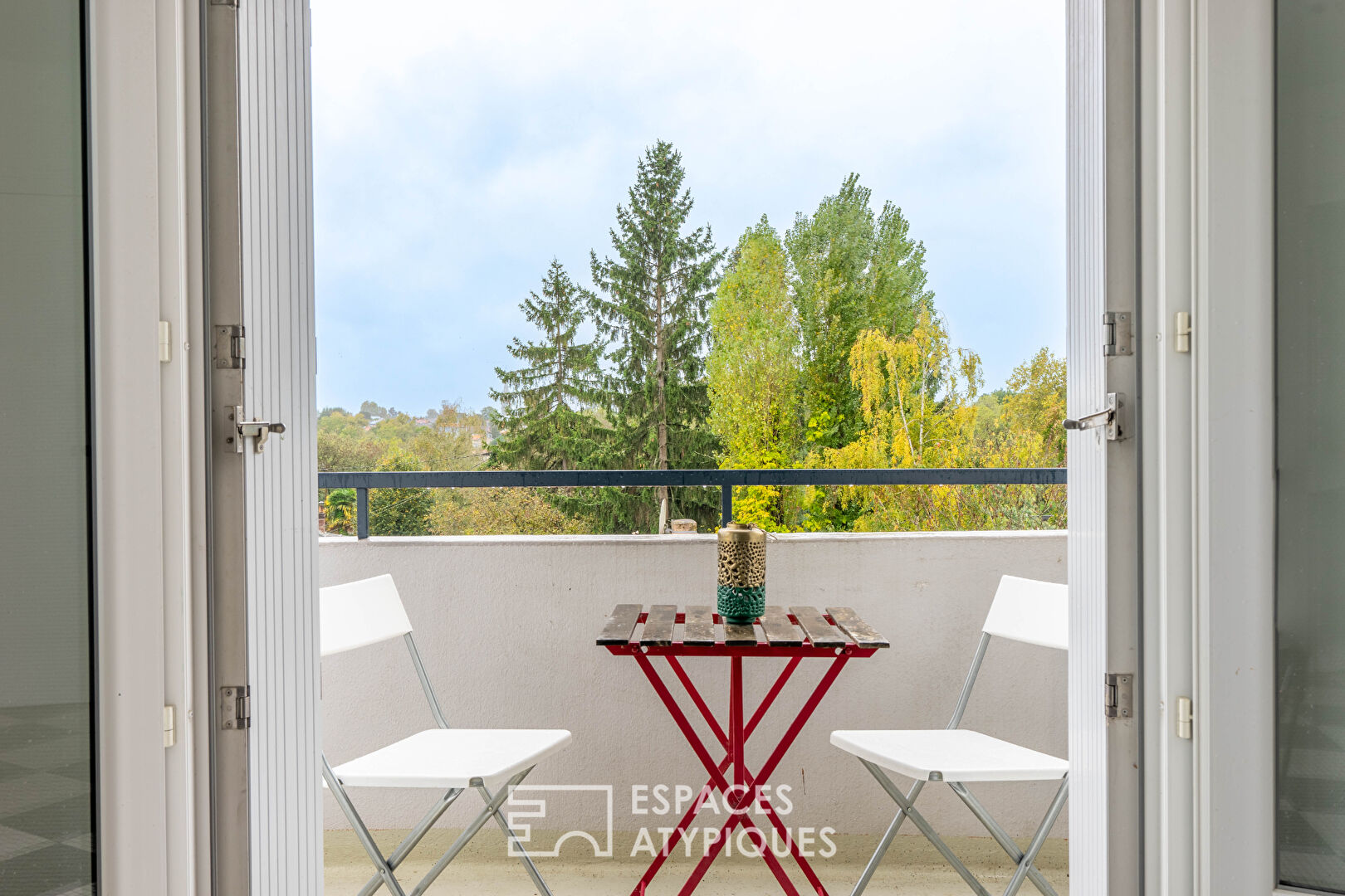 Appartement et son balcon avec vue