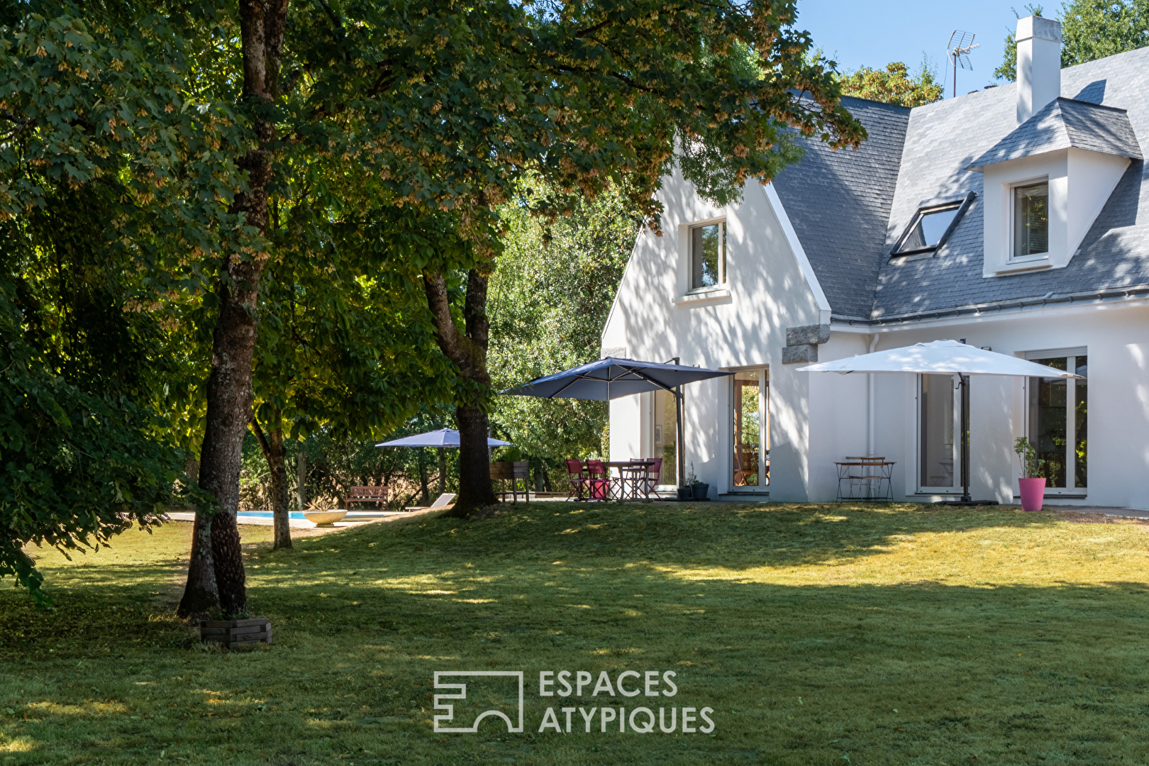 Maison familiale, son jardin arboré et sa piscine - Saint Etienne de Montluc