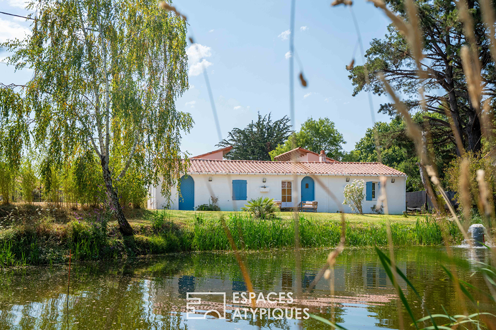 Maison 'PILE : longère champêtre', FACE : contemporaine graphique'